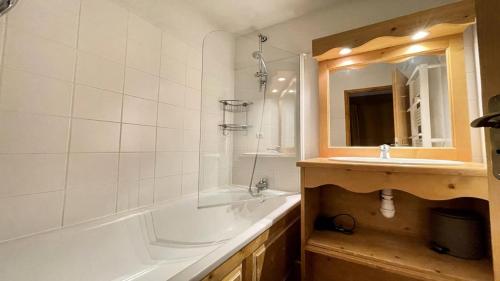 une salle de bain avec une baignoire et un lavabo et une baignoire tubermottermott dans l'établissement Résidence Dame Blanche - DBAC32 - APPT DUPLEX DANS CHALET - 4 CHAMBRES 10 PERSONNES - Secteur 1800 MAE-7734, à Narreyroux