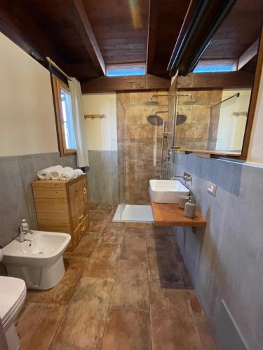 サン・レオーネにあるVilla Miramareのバスルーム(洗面台、トイレ、バスタブ付)