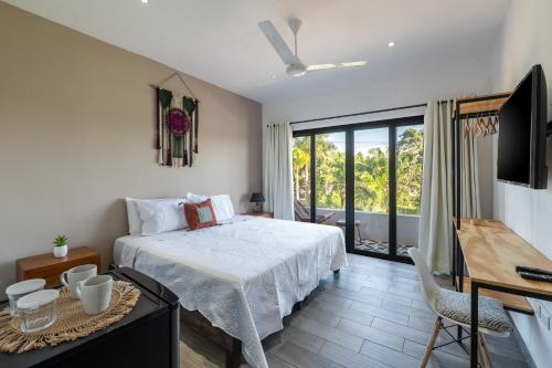 a bedroom with a large bed and a balcony at Casa Fersan in Cancún