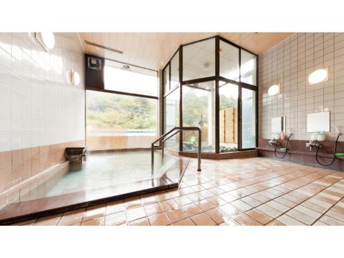 - Baño con ducha de cristal en un edificio en Shimaonsen AYAMEYA Ryokan - Vacation STAY 20622v, en Shima
