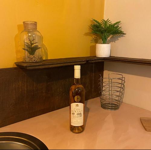 - une bouteille de vin assise au-dessus d'un comptoir dans l'établissement Cosy Loft, à Marseille