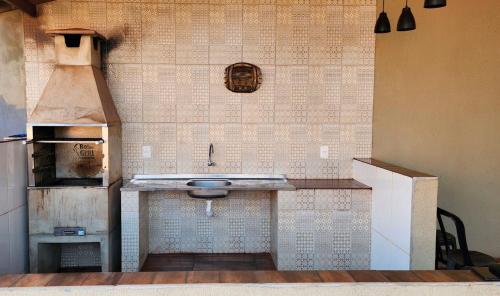 Dapur atau dapur kecil di Otimo rancho com churrasqueira - Miguelopolis SP