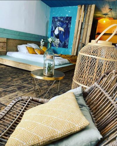 - une chambre avec deux chaises, un lit et une table dans l'établissement Cosy Loft, à Marseille