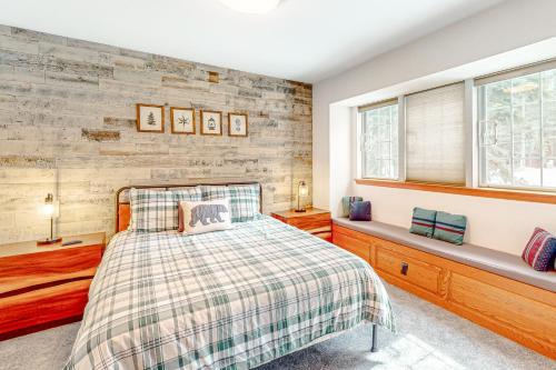 Carnelian Bay的住宿－Blue Skies & Bay Bliss，一间卧室设有一张床和两个窗户。