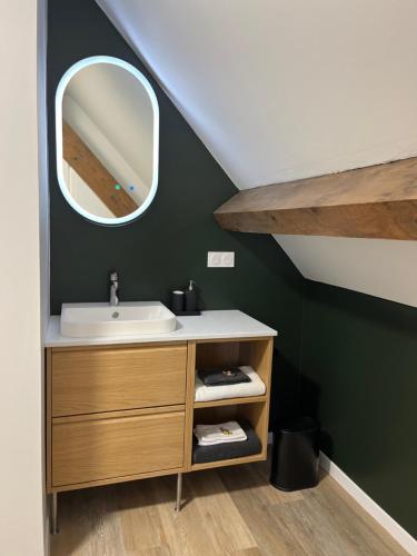 a bathroom with a sink and a mirror at La Maison du Chevalier in Marat