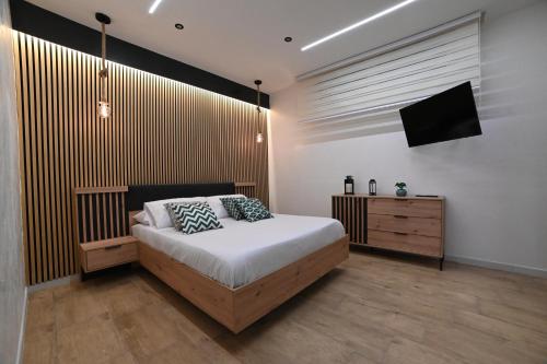 sypialnia z łóżkiem i telewizorem z płaskim ekranem w obiekcie DUCA DEGLI ABRUZZI Modern House LUXURY RELAX w mieście Brindisi