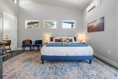 a bedroom with a bed and a table and chairs at New Casita in Deer Creek Area in Dripping Springs