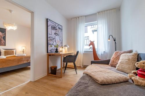 a bedroom with a bed and a desk in a room at Stilvolles City-Apartment I Netflix I WLAN l Stellplatz I Zentral in Schwarzenberg