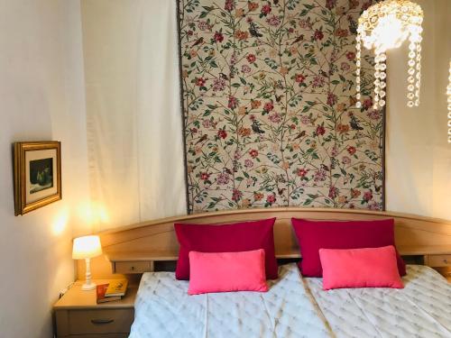 1 dormitorio con 1 cama con 2 almohadas rosas en Welcome Home, en Winterberg
