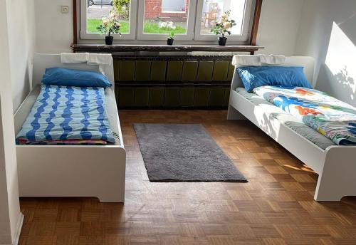 two beds sitting next to each other in a room at Sleep Point Bremermann in Bremen