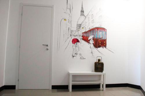 un mur avec une peinture d'un train de métro dans l'établissement [La Casa DiLù] Moderno Trilocale e Ampio Terrazzo, à Grugliasco