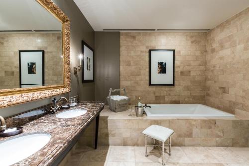 a bathroom with two sinks and a bath tub at Hotel Zaza Houston Museum District in Houston