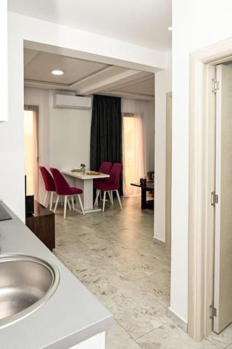 ティヴァトにあるVujovic Apartments 1のバスルーム(シンク付)、ダイニングルーム(赤い椅子付)
