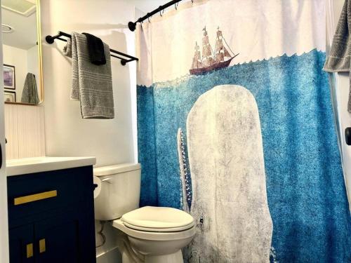 La salle de bains est pourvue d'un rideau de douche pirate et de toilettes. dans l'établissement Somers Sunset Suite, à Somers