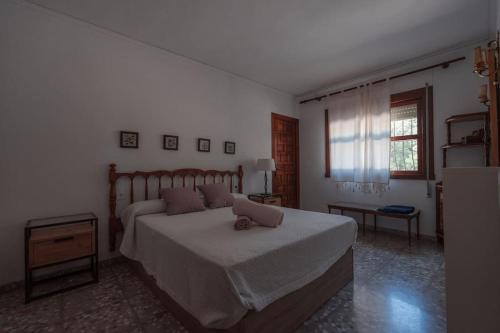 Giường trong phòng chung tại Ca María - Chalet de Montaña en Gandía