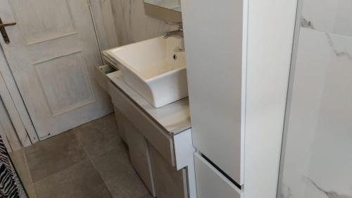 a bathroom with a white sink and a counter at Bilocale con vista mare e monti a Cala Gonone in Cala Gonone