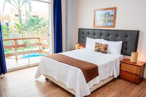 - une chambre avec un grand lit et un balcon dans l'établissement GRAN HOTEL VILLA DEL SUR, à San Vicente de Cañete