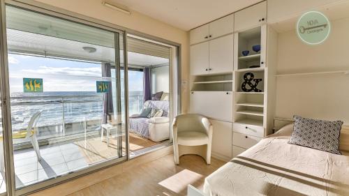 une chambre avec un lit et une vue sur l'océan dans l'établissement Les yeux dans le bleu, à Sion-sur-lʼOcéan