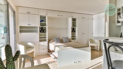 - un salon avec des placards blancs et un canapé dans l'établissement Les yeux dans le bleu, à Sion-sur-lʼOcéan