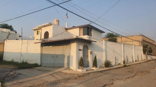 een wit gebouw met een vlag erop bij Warrior Burgos in Emiliano Zapata