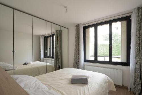 a bedroom with a large mirror and a bed at Le Berceau ~ T2 Spacieux ~ Proche Paris & RER A in Nogent-sur-Marne