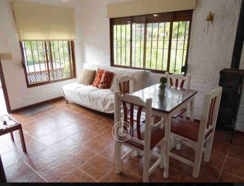 uma sala de estar com uma mesa e um sofá em Hermosa casa, jacuzzi climatizado em Bella Vista