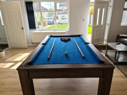 Detached Flat in Leeds, Free WIFI and parking, Pool table, 75 inch tv, Netflix, Disney plus撞球桌