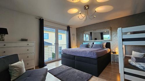 um quarto com uma cama, uma cómoda e um espelho em Gästehaus Ferienwohnung Abendstern em Rust