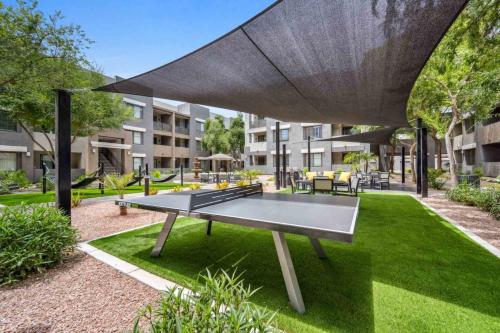 - une table de ping-pong dans un parc avec un bâtiment dans l'établissement Westgate Entertainment District, walk to events, WiFi, Free Parking, à Glendale