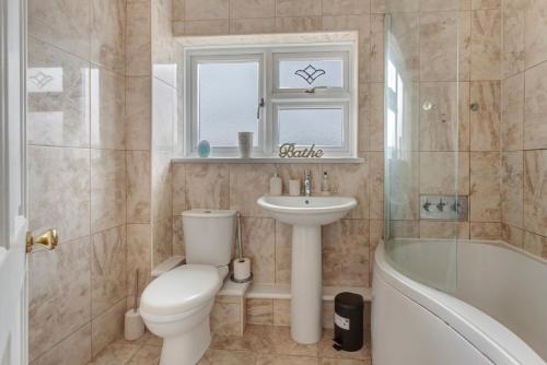 A bathroom at Spacious & Centrally Located Home in Basildon With Parking Close to Town Centre