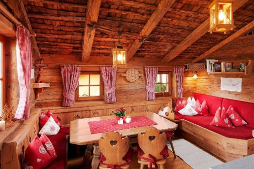 - une salle à manger dans une cabane en rondins avec une table et des chaises dans l'établissement Ferienhaus im Almdorf in Flachau, à Flachau