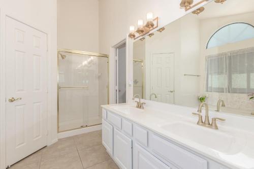 - une salle de bains blanche avec deux lavabos et un miroir dans l'établissement Cobalt Serenity-Private Pool-North Scottsdale, à Phoenix