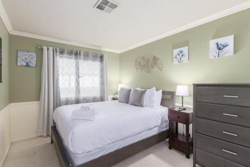 - une chambre avec un lit blanc, une commode et une fenêtre dans l'établissement Cobalt Serenity-Private Pool-North Scottsdale, à Phoenix