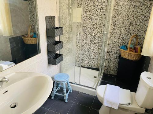 y baño con ducha, aseo y lavamanos. en Beach House - Seaview Holiday Home, en Marsalforn