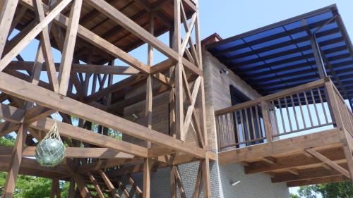 drewniany budynek z werandą i balkonem w obiekcie LaVilla - Vacation STAY 27368v w mieście Nobotate