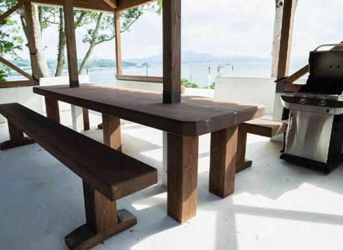 LaVilla - Vacation STAY 27368v في Nobotate: مقعد خشبي جالس أمام شواية