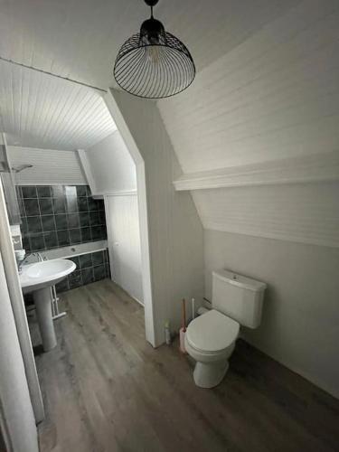 une salle de bain avec toilettes et lavabo dans l'établissement Barneville, à Barneville-Carteret