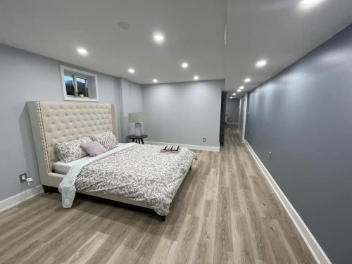 een slaapkamer met een bed en een bank in een kamer bij 2BR basement Apt with Modern Comforts in Vaughan