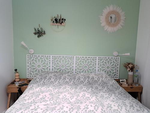 um quarto com uma cama com uma colcha branca em Maison JO 2024 Clamart em Clamart