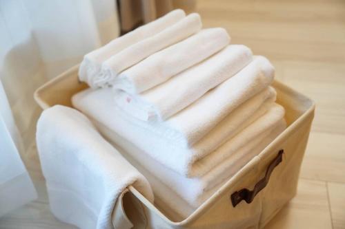 uma caixa cheia de toalhas brancas num quarto em Mondomio Sapporo Minamisanjo Dori - Vacation STAY 16340 em Sapporo