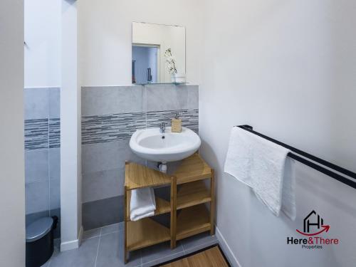 a bathroom with a sink and a shower at Elegant Apartment - Airport 5min - AC - Smart TV in Genova