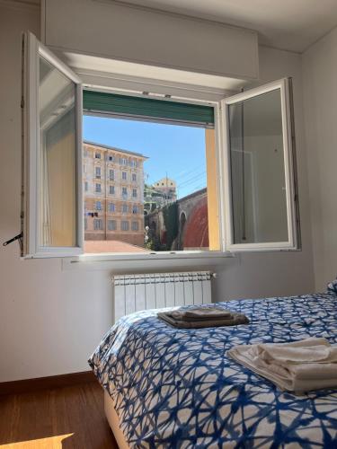 - une chambre avec un lit et une grande fenêtre dans l'établissement Un balcone sul mare, à Sori