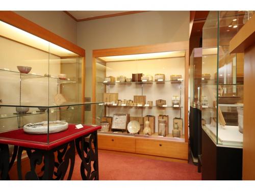 ein Ausstellungskasten in einem Museum mit einem roten Tisch in der Unterkunft Senshunraku - Vacation STAY 18450v in Hagi