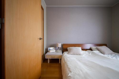 Un pat sau paturi într-o cameră la Learch Asahikawa B - Vacation STAY 16339