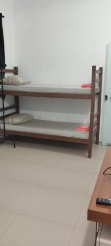 een kamer met een stapelbed en een bureau bij Pousada da Vila in Araçariguama