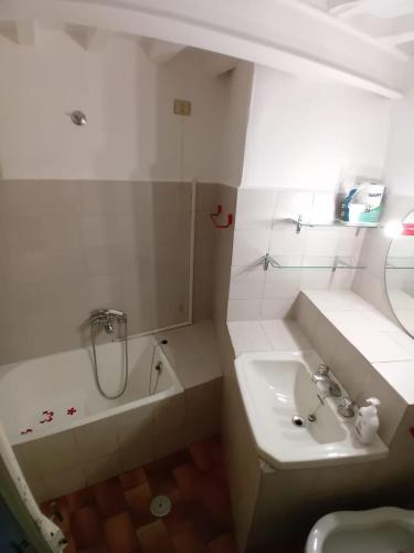 San Lorenzo Apartment tesisinde bir banyo