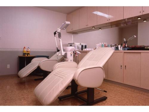 uma clínica dentária com quatro cadeiras num quarto em Matsushima Kanko Hotel Misakitei - Vacation STAY 22872v em Kami Amakusa