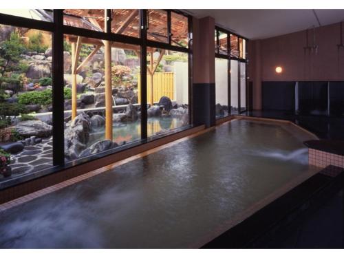 a hot tub with a view of a garden at Matsushima Kanko Hotel Misakitei - Vacation STAY 22872v in Kami Amakusa