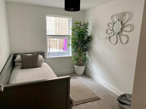 um quarto com uma cama e duas plantas nele em Modern 2 bedroom Flat in Montrose em Montrose
