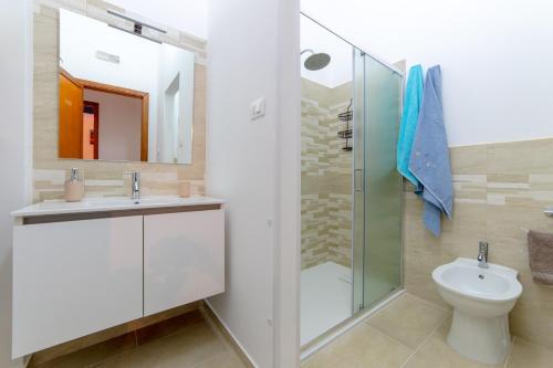 アックーアリカ・デル・カーポにあるCasa Vacanza Pamelaのバスルーム(シャワー、トイレ、シンク付)